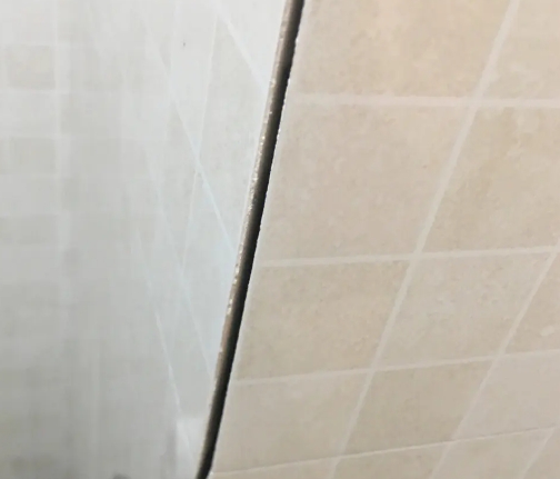安陆瓷砖空鼓维修公司分享阳台瓷砖脱落的修复过程可以分为以下几个步骤