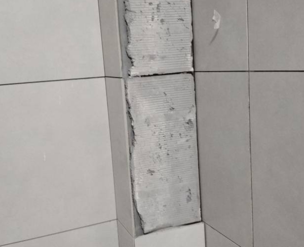 安陆瓷砖空鼓维修公司分享下瓷砖施工前基层浇水润湿程度不足，可能导致以下问题