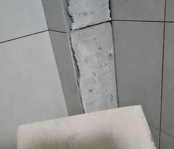 安陆瓷砖空鼓维修公司分享下厨房瓷砖脱落的补救措施。
